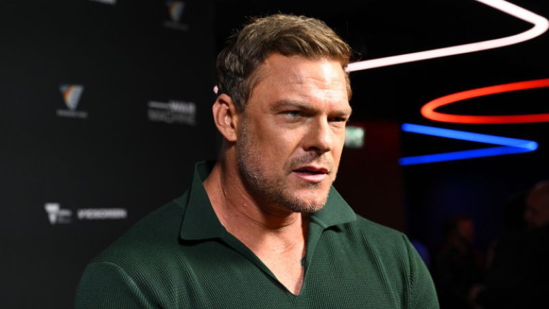 Обвиниха актьора Алан Ричсън в побой (видео)